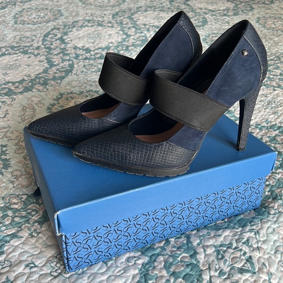 Blue and dark grey pointed toe heel. Size 8.5 business casual style - Picture 2 of 8